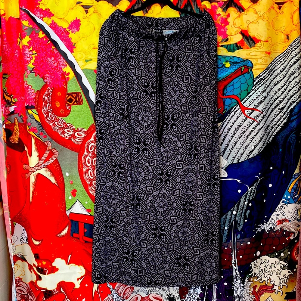 Arabesque NWT long maxi skirt with pockets and drawstring waist. Black and grey.